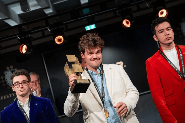 Карлсен з трофеєм