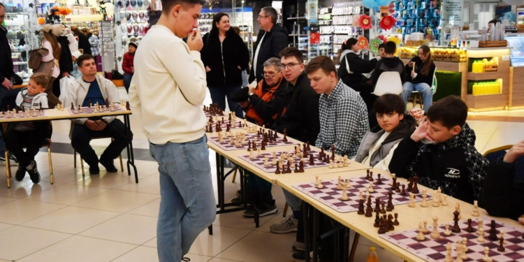 Відбувся благодійний шаховий сеанс одночасної гри в Подолянах