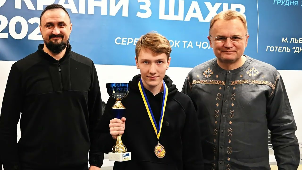 Роман Дегтярьов, президент ФШУ Олександр Камишін (ліворуч) і мер Львова Андрій Садовий (праворуч) на церемонії закриття чемпіонату України-2024 