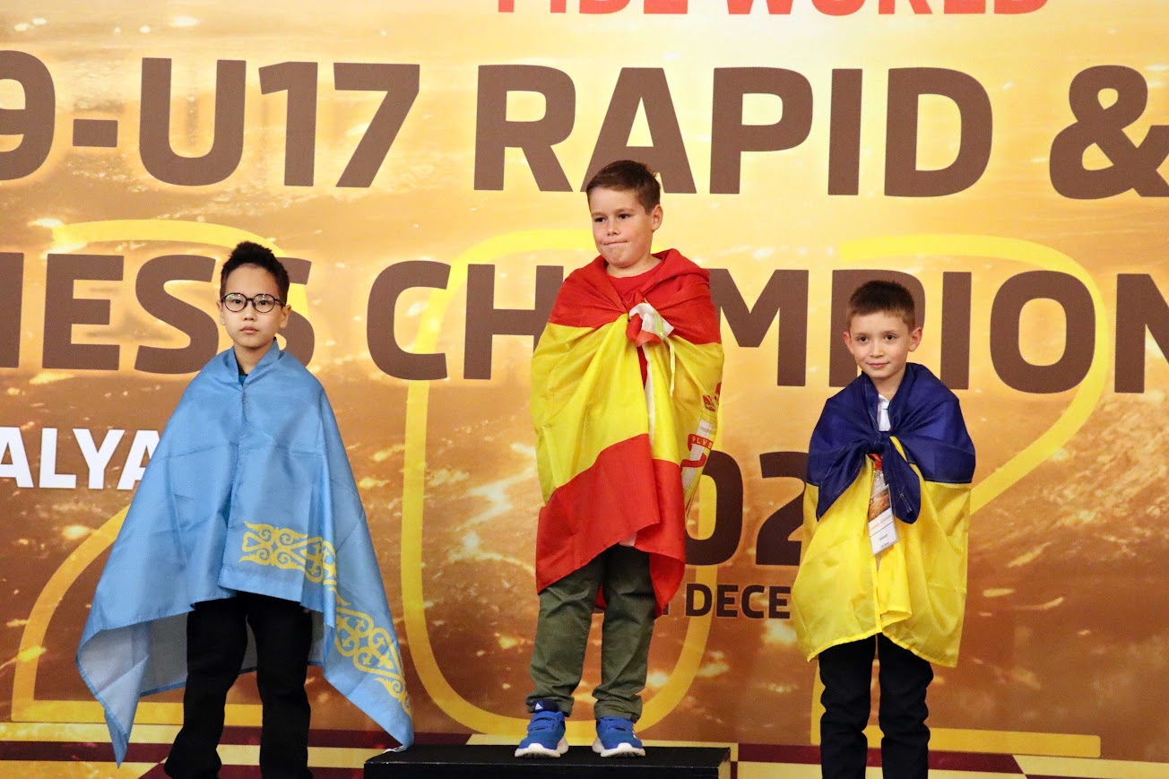 Олександр Савчук (праворуч) на п'єдесталі