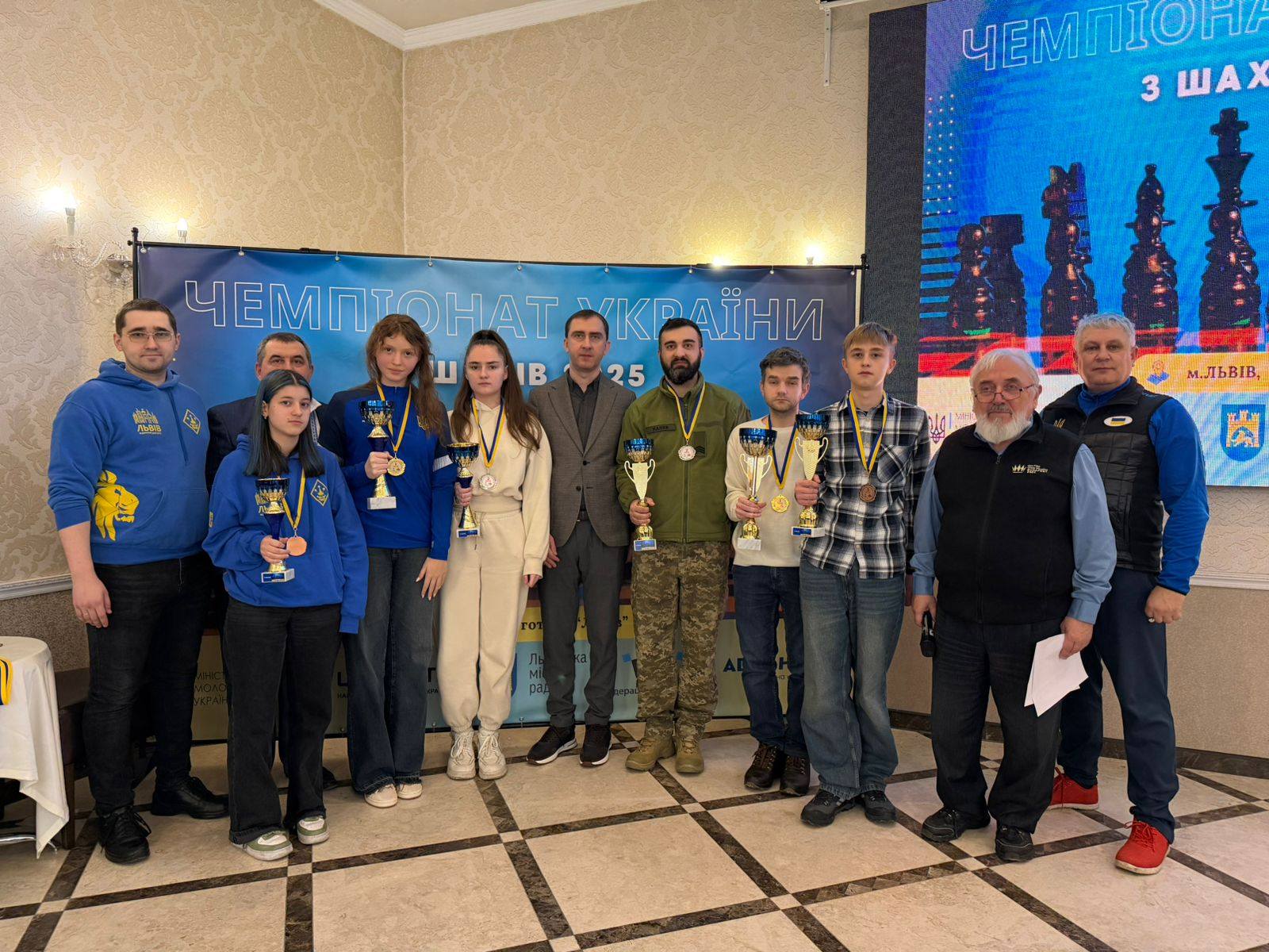 Призери ЧУ-2025 з бліцу та організатори