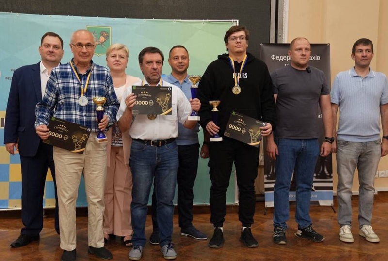 Призери та організатори турніру