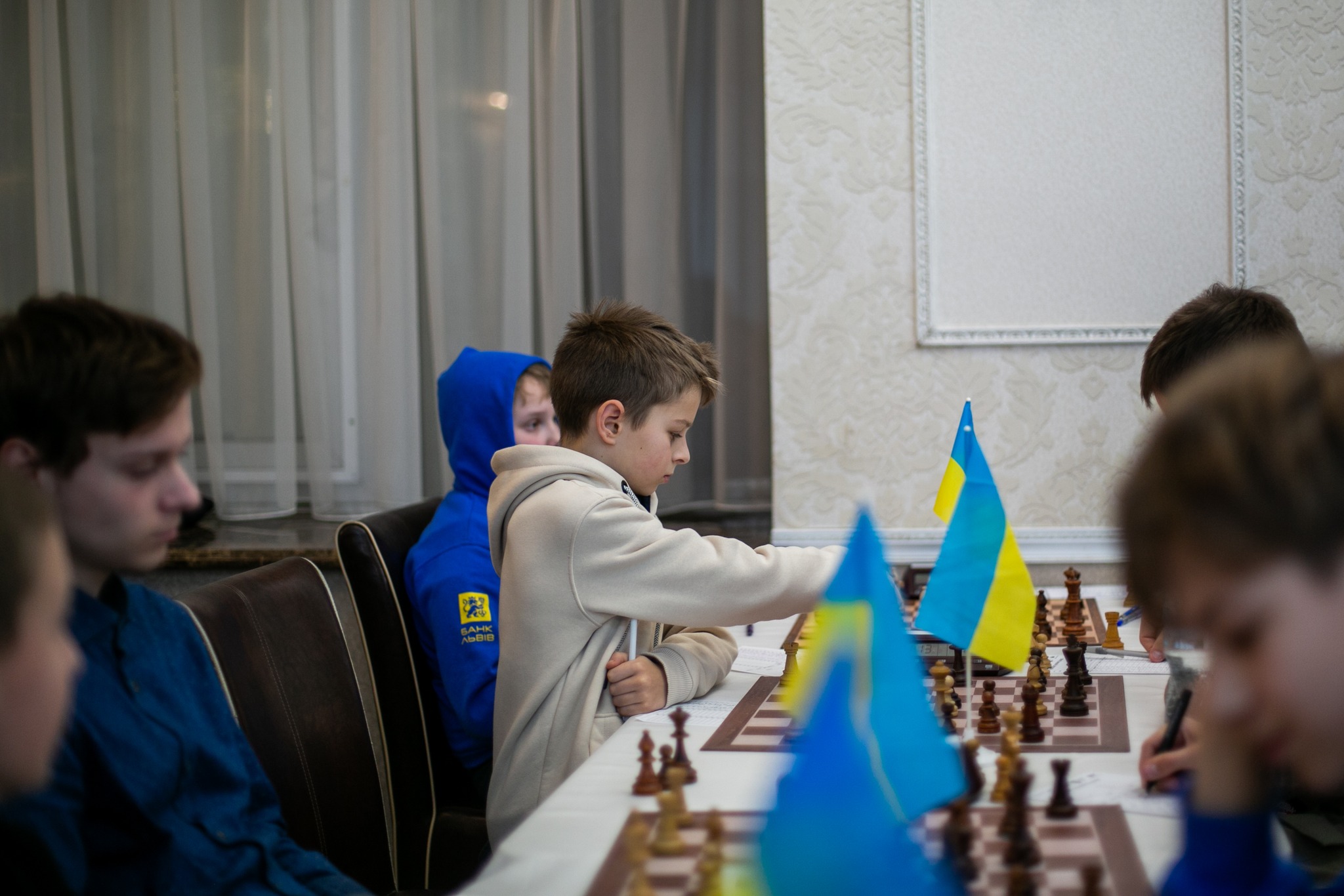 На чемпіонаті було багато юних шахістів