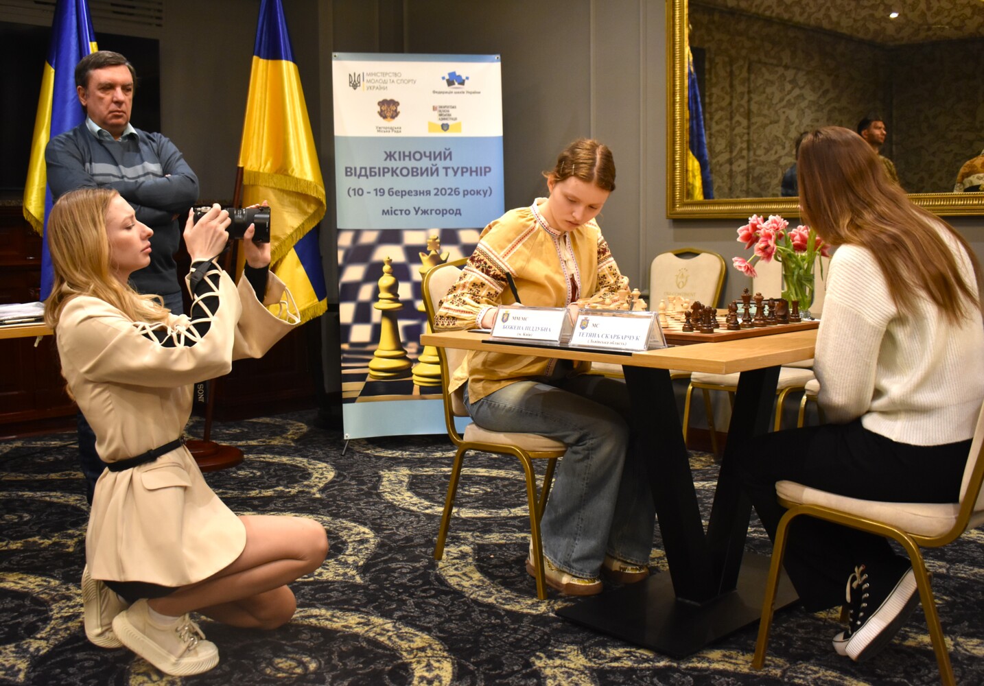 Шахістки під контролем тренера і медіа