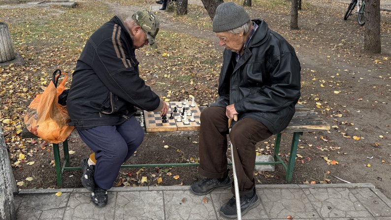Шахісти Олег та Владислав грають у шахи на лавці, Святогірськ, Донецька область